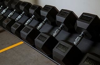 Гантели – универсальный тренажер для полноценных занятий Гантели – универсальный тренажер для полноценных занятий